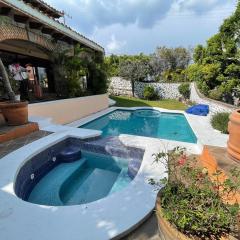 Linda Villa al lado del Club de Tenis