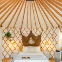 Camposanto Glamping - The Peacock Yurt