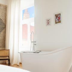 Luxury Apartment, Bathtub view to the Main Square