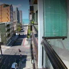 Apartamento na Praia do Morro -160 metros da praia -Ar condicionado e internet -Perto de tudo