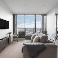 Stylish Studio on 28th Floor with Panoramic Views