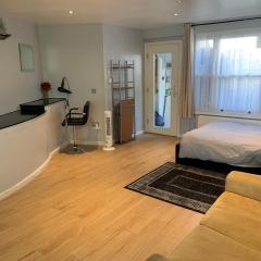 Studio Apartment - Entire Lower Ground Floor - Only 7 Mins Walk Kings Cross St Pancras Station