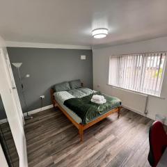 Beautiful Ensuite Rooms Near QE & UOB