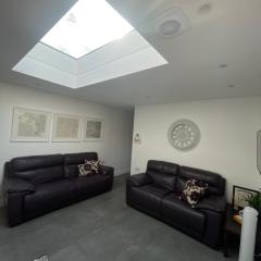 Skylight Deluxe Apartment with free parking, close to Windsor, Legoland and Heathrow