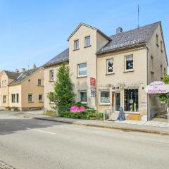 Amazing Apartment In Neugersdorf-ebersbach With Kitchen