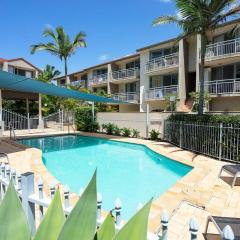 Hola Kirra - Ocean Blue Beachfront Oasis with Balcony