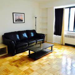 Stylish Montreal Apartment: Comfortable Stay in the Golden Square Mile