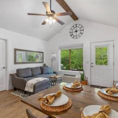 Cozy Cottage • 2 King Beds • Grove • Kayaks • Washer/Dryer