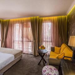 8 1/2 Art Guest House