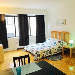 Stylish Montreal Apartment: Comfortable Stay in the Golden Square Mile
