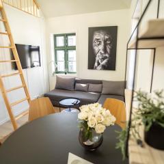 Vibrant apartment on bustling street, above a restaurant - Perfect for tourists,