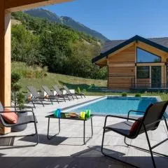 Chalet neuf, Jacuzzi, piscine privée mai-sept, pétanque, proche Paradiski