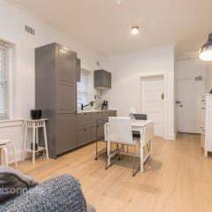 1BR Potts Point Apt Close to Eateries and Shops