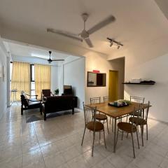Nur Ahmad FAMILYHOMESTAY BUKIT BERUANG 4 ROOMS Full Apartment FREE WIFI & NETFLIX