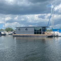 La Mare Houseboat