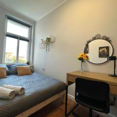 MMRent Sunflower Room