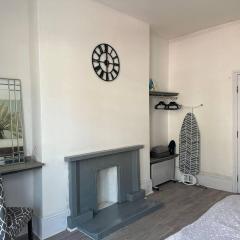 Apartment - Sleeps 2 - Parking - WiFi