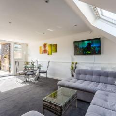 Roof Terrace Two Bedroom Apartment - Walk to Beach