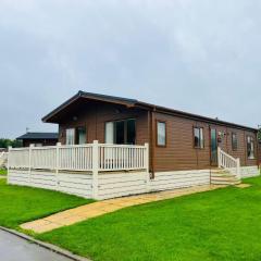 Rowan Lodge with Hot Tub