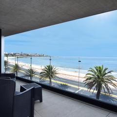 Vistas al Mar en Exclusivo Apartamento con Garage