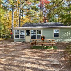 Pet-Friendly Waterfront Cottage On-Site Bunkhouse