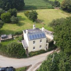 Clotted Cream Cottage: Countryside calm: Close to beach: Dartmouth: Devon