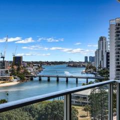 Circle on Cavill Riverview Apartment 450 metre to the Beach