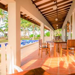 Arhimser Villa-superb 4 bedroom beachfront BB for 8 in Ranna, Tangalle, pool, free pick up for stays of 7 nights, superb location, fully serviced, taxes included