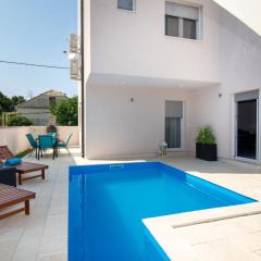 Family friendly apartments with a swimming pool Vir - 21760