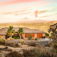 Desert villa with great views, hot tub and mini-golf