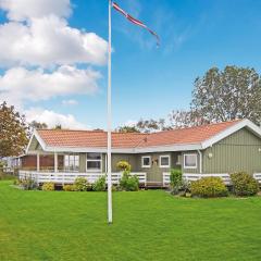 4 Bedroom Beach Front Home In Juelsminde