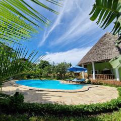 Paradiesische Villa Maisha Mazuri mit Pool. Terrasse und Personal