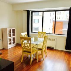 Stylish Montreal Apartment: Comfortable Stay in the Golden Square Mile