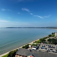 Stunning Ocean & City View APT