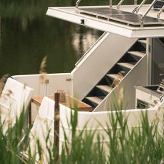 Deine schwimmende Auszeit auf dem Wasser - Festlieger Hausboot Tortuga