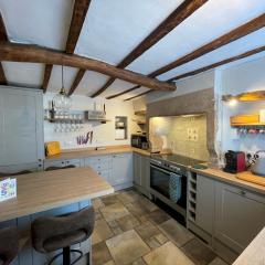 Charming & Idyllic Grade 2 Listed Cottage for 6 Pass the Keys