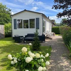 Rustig chalet 4 personen op recreatiepark de Friese Wadden Tzummarum buitenzwembad aanwezig op het park