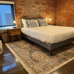 Luxury 2 Bedroom Apt With Exposed Brick Downtown