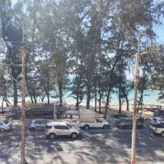 Beachfront Family room, Relax & Sunbathe 5 guests