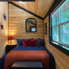 Cozy Log Tiny Cabin in Red River Gorge!