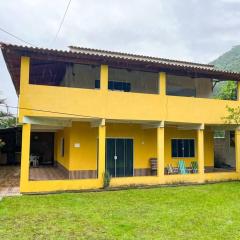 Casa com churrasqueira e piscina, perto de riacho