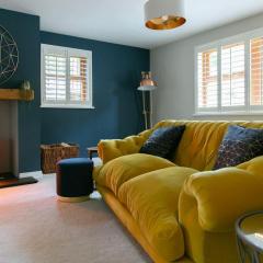 4 Bed House Sleeps 9 - Parking Garden Bbq Wifi