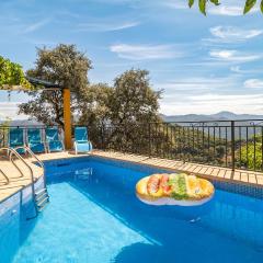 Amazing Cottage In Algatocn With 5 Bedrooms, Outdoor Swimming Pool And Wifi