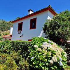 One bedroom villa with furnished garden and wifi at Camacha