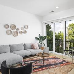 Condo Near Downtown Broadway & Stadium with Free Parking