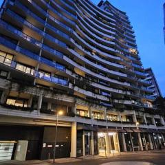 New Apt with high speed 250 Mbps Wifi and free parking in the heart of South Yarra