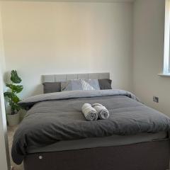 Luxury Rooms in a 3-Bedroom House, Living Room, Kitchen, Big garden only 8mins away from Coventry City Centre