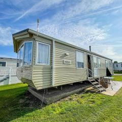 Lovely Caravan By The Beach In Pakefield, Suffolk Ref 68007cl