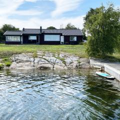 Cozy cottage next to the sea, located on Hasslo