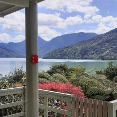 Mahakipawa Hideaway - Marlborough Sounds Home